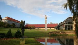 Gymnastikhøjskolen i Ollerups kunstneriske udsmykning - Mogens Møllers værk - foto: Skaarup Lokalhistorisk Arkiv