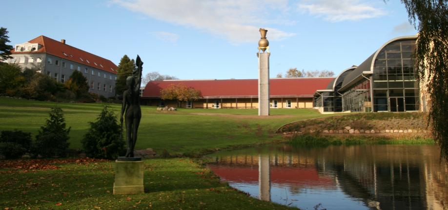 Gymnastikhøjskolen i Ollerups kunstneriske udsmykning - Mogens Møllers værk - foto: Skaarup Lokalhistorisk Arkiv